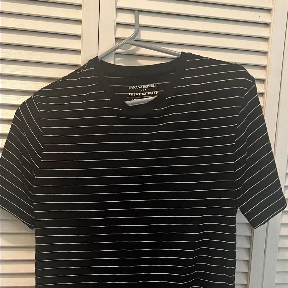 #0977+ Unisex Banana Republic Dark Navy Tee with White Stripes